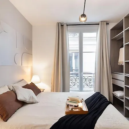 Vexin - 1 A Montmartre Apartment